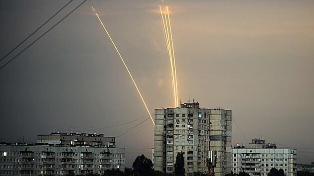 Rakety odpálené z ruského města Belgorod za úsvitu nad Charkovem. (15. srpna 2022)
