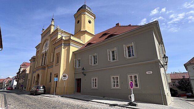 Z venkovn strany m synagoga historick rz s prvky maursk architektury.