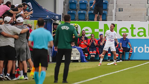 Milan Petrela ze Slovcka se raduje z glu v play off Konferenn ligy proti AIK Stockholm.