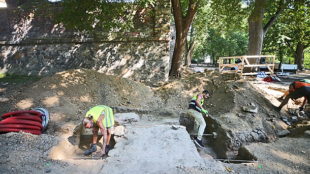 Archeologové odkryli nejstarší část brodských hradeb vybudovaných v roce 1310. Překvapivě na nich vyrostlo až mnohem později opevnění, které se v parku dochovalo dodnes.