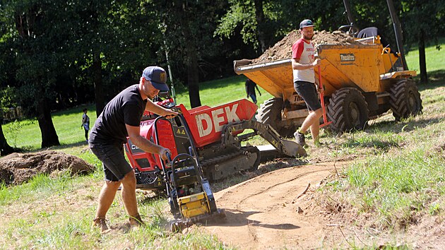 Na louce u tenisovch kurt za hotelem Ski u vznik nov drha pro nejmen cyklisty, dlouh bude kolem 180 metr.