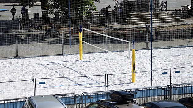 Beachvolejbalový kurt na Masarykově náměstí v Jihlavě je od pondělka přístupný veřejnosti.