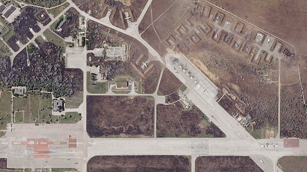 Satelitní snímek poskytnutý společností Planet Labs PBC ukazuje zničená ruská letadla na letecké základně Saki na Krymském poloostrově. (11. srpna 2022)