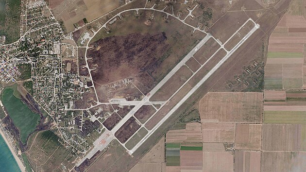 Satelitní snímek poskytnutý společností Planet Labs PBC ukazuje zničená ruská letadla na letecké základně Saki na Krymském poloostrově. (11. srpna 2022)