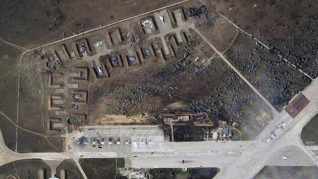 Satelitní snímek poskytnutý společností Planet Labs PBC ukazuje zničená ruská letadla na letecké základně Saki na Krymském poloostrově. (10. srpna 2022)