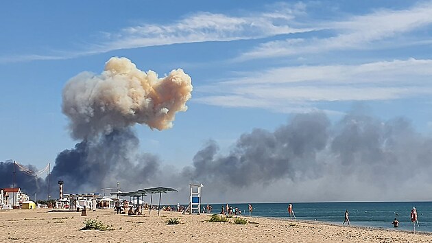 Výbuchy na letišti v Saky, které leží u Novofedorivky, oblíbené letní destinaci pro turisty, kteří jezdí se koupat v moři. (9. srpna 2022)