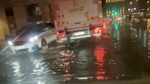 Hasii v Marseille mli mezi pl destou veer a plnoc zplavu telefont a museli pomoci sedmi lidem, kte se nemohli dostat ze svch vozidel na vchod msta, a tak zachrnili 70 zkaznk restaurace, kterou obklopila voda. Nikdo vak nebyl v nebezpe, uvedli. Starosta Marseille Benot Payan na Twitteru napsal, e za 24 hodin spadlo vce srek ne od zatku roku.
 (17. srpna 2022)