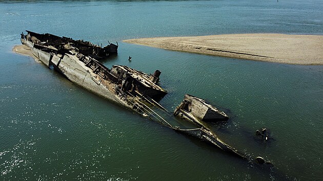 Vrak německé válečné lodi z druhé světové války v Dunaji v srbském Prahově. (18. srpna 2022)