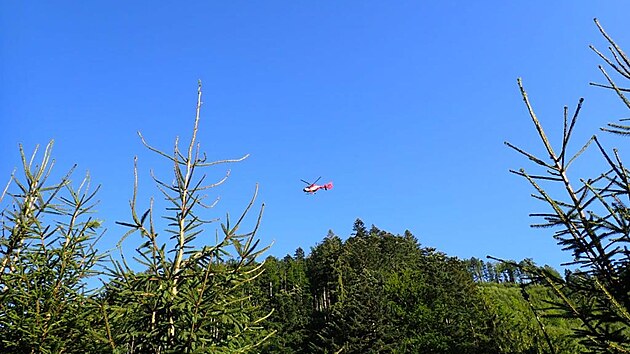 Vrtulník záchranné služby Ostrava pátral nad hustým lesem pod vrcholem Radhoště po zraněném paraglidistovi.