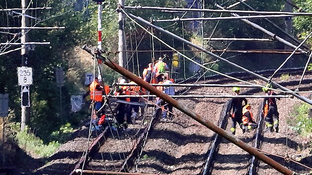 Drážní hasiči likvidují následky vykolejení lokomotivy na chebském nádraží.