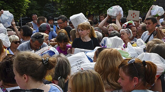 Distribuční místo humanitární pomoci v Záporoží na Ukrajině. (14. srpna 2022)