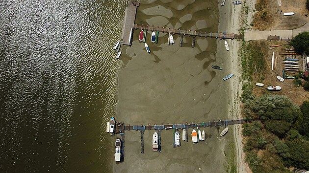 Hladina Dunaje ve městě Novi Sad dosáhla tak nízké úrovně, že se lidé mohou řekou procházet. (16. srpna 2022)