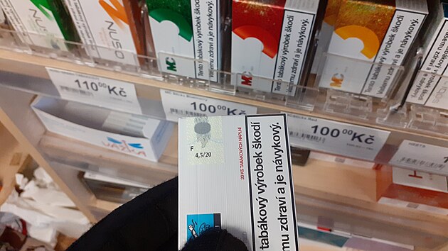 Karlovart celnci zajistili pi kontrolch provozoven od zatku przdnin 170 litr alkoholu, vce ne 17 000 kus cigaret i zahvanho tabku a tm 800 g tabku do vodn dmky. (18. srpna 2022)