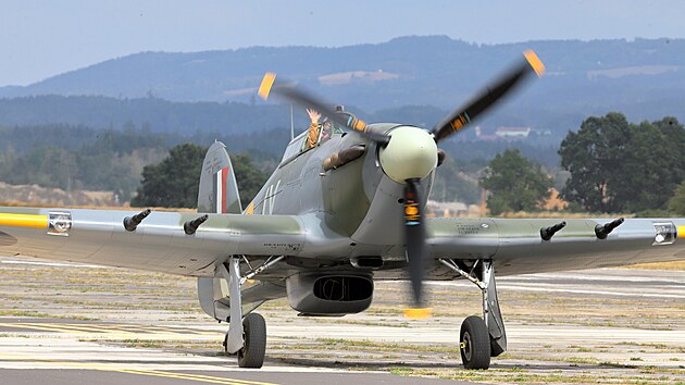 Poslední letuschopný exemplář Hawker Hurricane Mk.IV na leteckém dni v Chebu 13. srpna 2022. O den později letoun havaroval, pilot nepřežil.