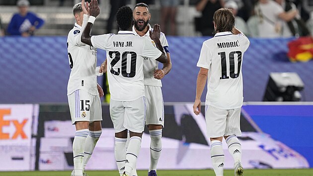 Karim Benzema (druhý zprava) z Realu Madrid se raduje se spoluhráči z gólu v duelu o Superpohár s Frankfurtem.