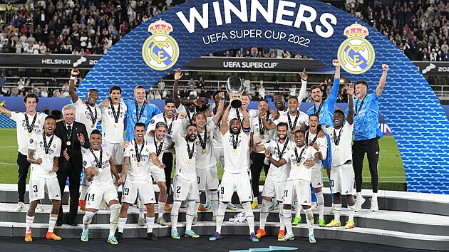 Fotbalisté Realu Madrid pózují se Superpohárem, který získali po výhe 2:0 nad...
