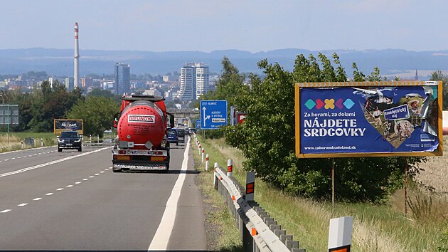 Billboardy zůstávají v hojném počtu třeba u frekventované silnice I/35 mezi Olomoucí a Přáslavicemi.