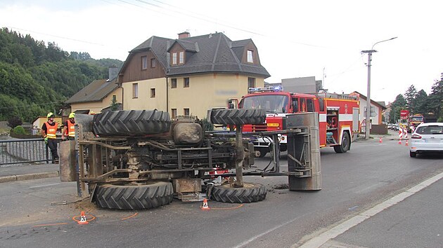 Řidič ztratil kontrolu nad traktorem a převrátil ho poté, co mu láhev zablokovala brzdový pedál.