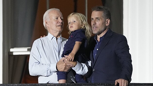 Prezident Joe Biden s vnukem Beau a synem Hunterem Bidenem (Washington, 4. července 2022)