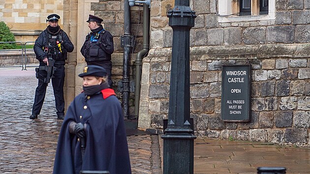 Ozbrojen ostraha u hradu Windsor (prosinec, 2021)