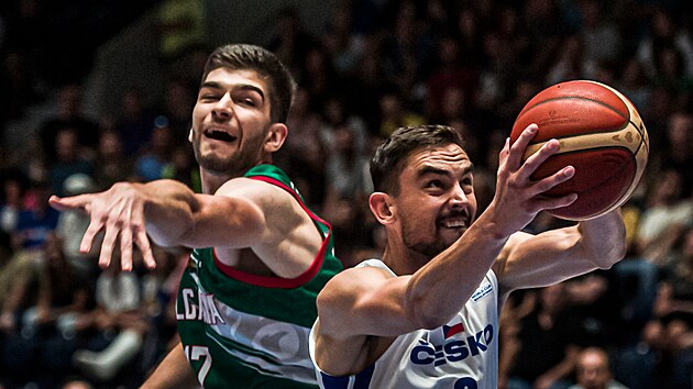 esk basketbalista Tom Satoransk (vpravo) se prosazuje na bulharsk ko, brn Emil Stoilov.