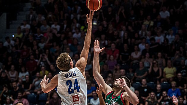 esk basketbalista Jan Vesel na rozskoku proti Bulharsku.