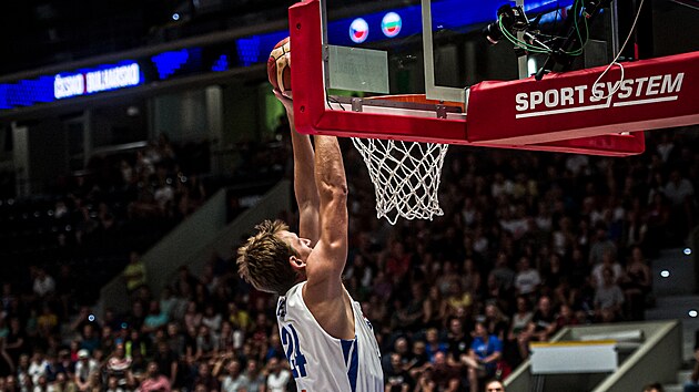 esk basketbalista Jan Vesel smeuje proti Bulharsku.