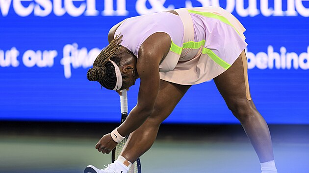 Serena Williamsov bhem zpasu s Emmou Raducanuovou v Cincinnati.