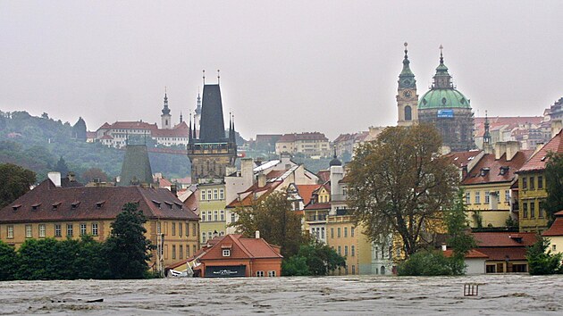 Mal Strana a rozvodnn Vltava - povodn v Praze. 13. srpna 2002.