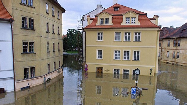 Praha, Mal Strana, zatopen ulice Na Kamp. 14. srpna 2002.