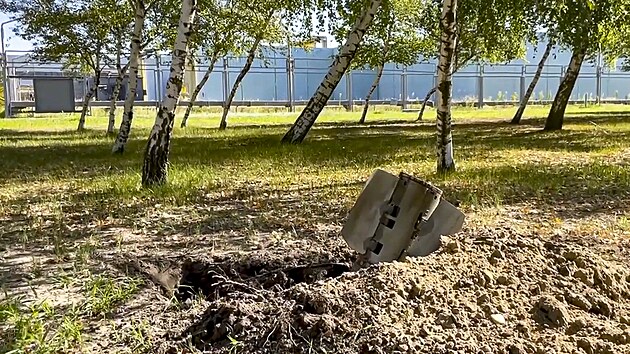 Na sn�mku je vid�t �lomek rakety po ost�elov�n� elektr�rny na �zem� pod ruskou vojenskou kontrolou na jihov�chod� Ukrajiny. Elektr�rna Z�poro�� se nach�z� pobl� m�sta Enerhodar na b�ehu �eky Dn�pr. Pat�� mezi 10 nejv�t��ch jadern�ch elektr�ren na sv�t�. 7. srpna 2022.