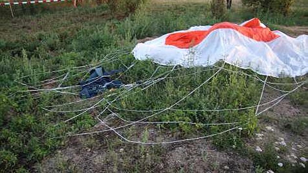 Srážka dvou bezmotorových letadel na Tachovsku. Piloti stačili kluzáky včas opustit, použili záchranné padáky.
