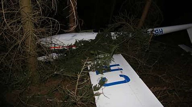 Srážka dvou bezmotorových letadel na Tachovsku. Jeden větroň skončil v lese, druhý na poli.