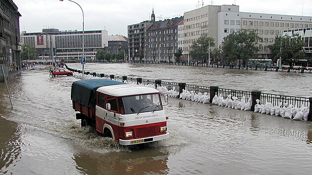 Denisovo nábřeží v Plzni bylo v srpnu 2002 zcela pod vodou. Tisíciletá voda se dostala i do polikliniky.