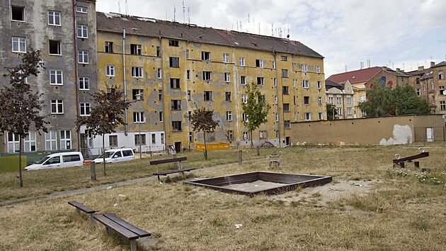 Rekonstrukce bloku dom a veejnho prostranstv mezi ulicemi Plachho a Korandova v Plzni.  
(15. 8. 2022)