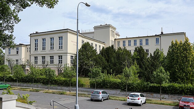 Budovy Zpadoesk univerzity  uren na prodej - Prochskv pavilon. (12. 8. 2022)