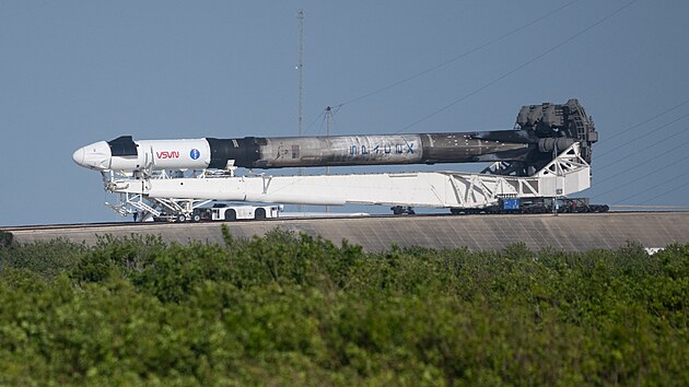 Falcon 9 s ji tikrt pouitm prvnm stupnm bhem vvozu na rampu ped mis Crew-4