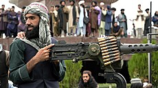 Bojovníci Tálibánu oslavují první výročí převzetí moci nad Afghánistánem. (15....