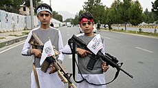 Bojovníci Tálibánu oslavují první výroí pevzetí moci nad Afghánistánem. (15....
