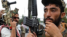 Bojovníci Tálibánu oslavují první výročí převzetí moci nad Afghánistánem. (15....