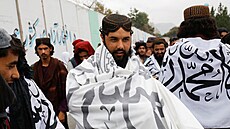 Bojovníci Tálibánu oslavují výročí převzetí moci nad Afghánistánem. (15. srpna...