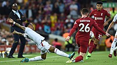 Nathaniel Clyne (vlevo) z Crystal Palace si vylápl na Andrewa Robertsona z...