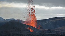 Na Islandu odebíral brnnský geolog Luká Krmíek vzorky havé lávy z chrlící...