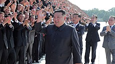 Kim Čong-un se zdraví s pracujícími. (10. srpna 2022) | na serveru Lidovky.cz | aktuální zprávy