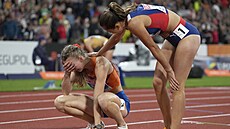Amalie Iuelová gratuluje Femke Bolové k vít�zství.