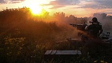 Ukrajinský voják střílí z protiletadlového kanónu ZU-23-2 na pozici poblíž...