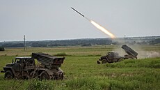Ukrajinští vojáci střílejí z vícenásobného odpalovacího raketového systému BM21...