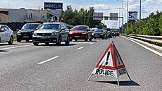 Dopravní nehoda sanitního vozu a chodce uzav�ela Rozvadovskou spojku u nájezdu...