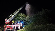 Pražští hasiči zasahovali u nevyužívaného zámku Čertousy v Horních Počernicích....