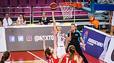 eská basketbalistka Valentýna Kadlecová v akci v zápase mistrovství Evropy do...
